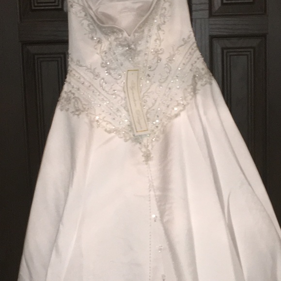 Wedding Dress from Signature Design - Picture 5 of 6